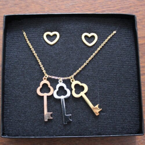 Set Aretes Corazón, Collar Llaves-Complemento a tus flores