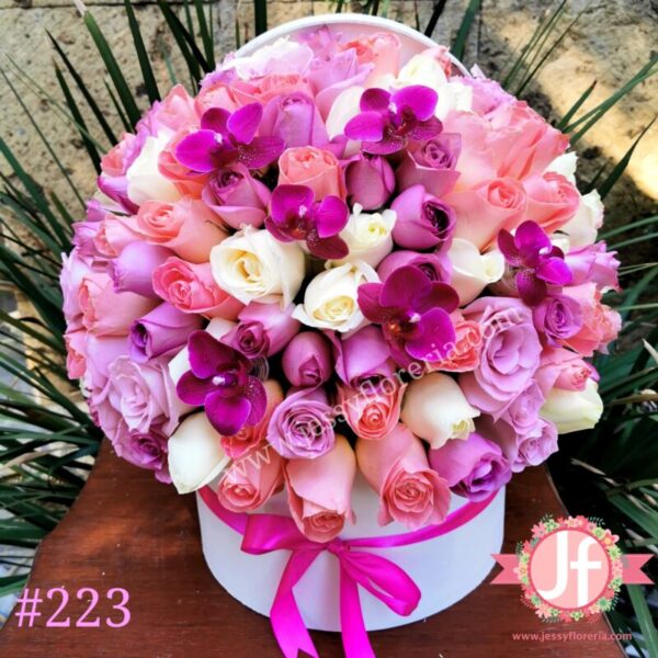 Caja circular 100 rosas rositas y orquídeas