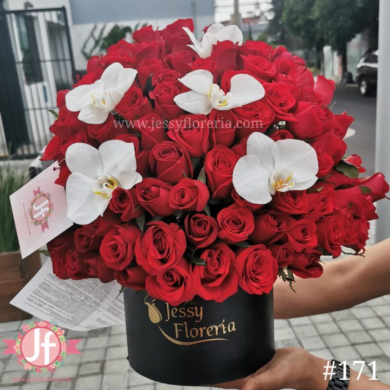 Esfera de 100 rosas rojas con orquídeas – Jessy Floreria