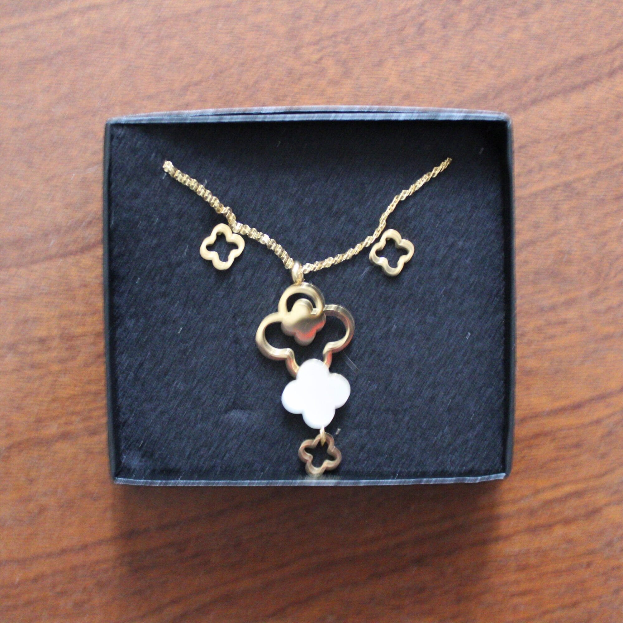 Set Collar y Aretes Trébol Dorado - Complemento a tus flores