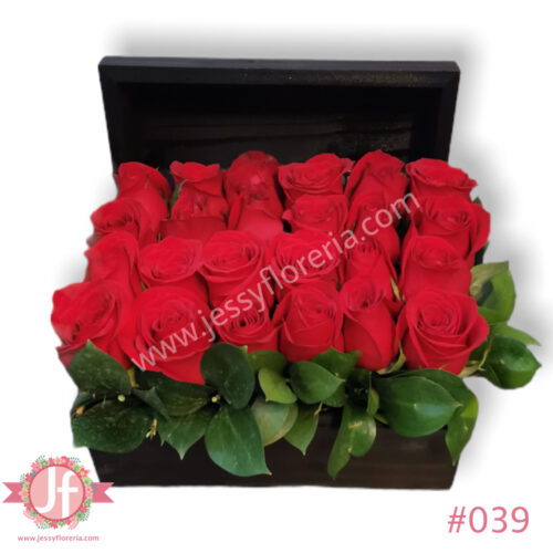 Cofre negro con 24 rosas rojas