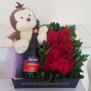 Caja de rosas con botella y peluche Miko