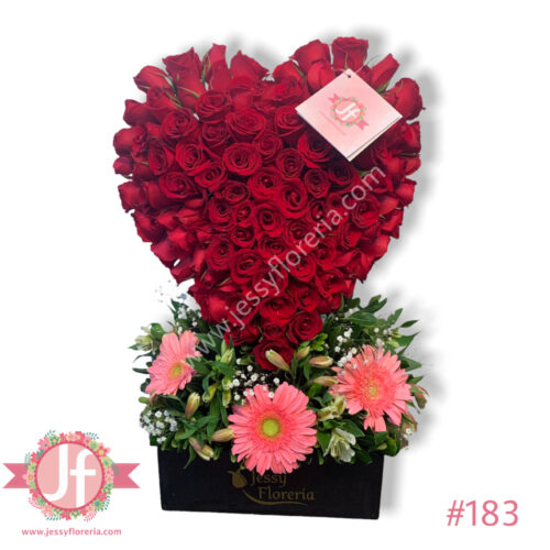 Corazón de rosas rojas, gerberas y follaje