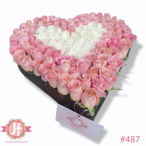 Corazón con 130 rosas rositas y blancas