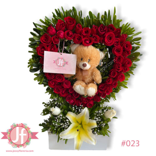 Corazón de rosas y peluche