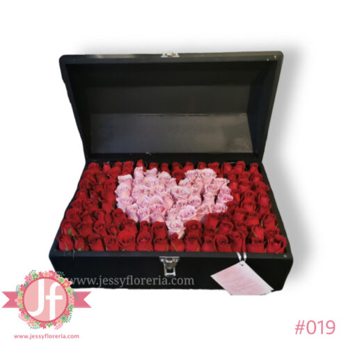 Cofre de rosas rojas con corazón rosita
