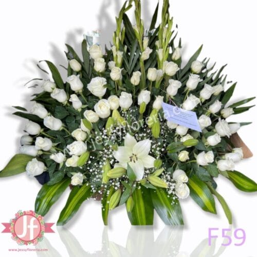 Pie de caja mediano con 60 rosas, lilis y follajes