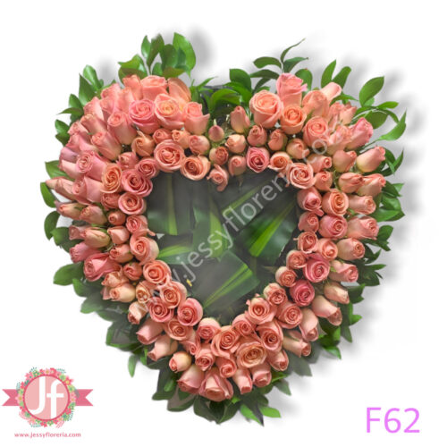 Corazón de rosas rositas en tripié