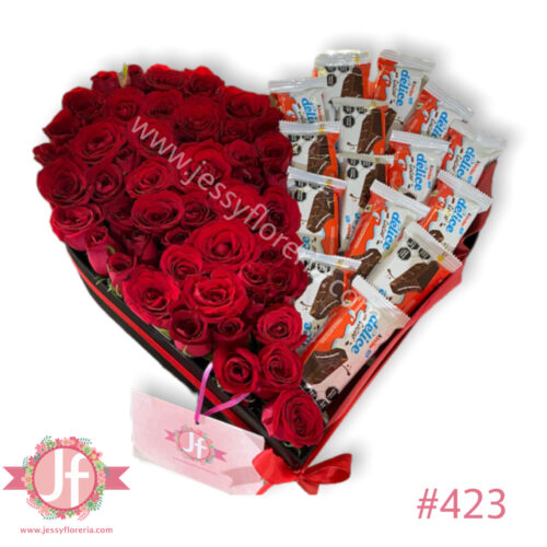 Corazón 50 rosas y 15 Delice
