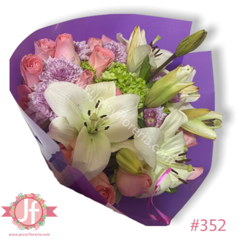 Ramo de 24 rosas, lilis y follajes