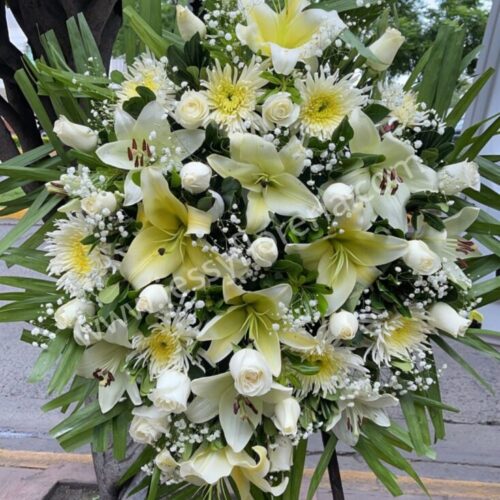 Corona en tripie con rosas, lilis y concádor