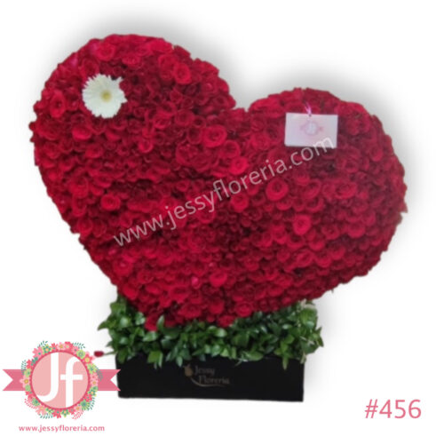Corazón de 600 rosas rojas