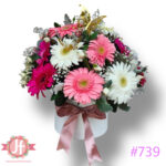 739-caja-redonda-con-20-gerberas-y-mariposa, Diferencia entre florería y floristería
