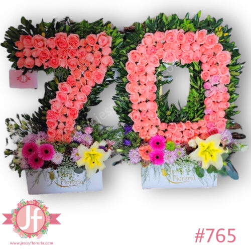 2 Esculturas de números con rosas rositas