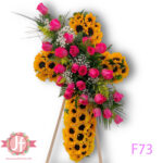 f73-cruz-funebre-de-girasoles-y-rosas-fucsia-en-tripie