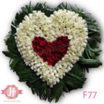 f77-Corazon 300 rosas blancas y rojas