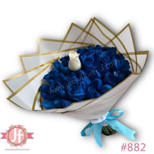 882 Ramo 50 rosas azules y blanca al centro