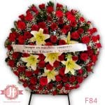 F84 Corona 100 rosas rojas y concador en tripié