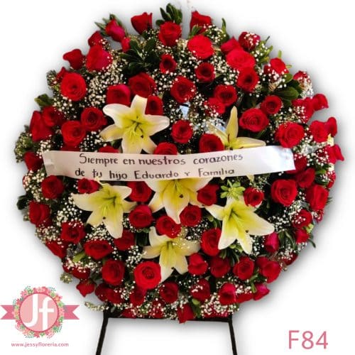 F84 Corona 100 rosas rojas y concador en tripié