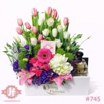 Caja con 20 tulipanes vintage y botella Don Julio 70, regalo elegante con flores frescas y tequila premium.