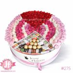 Caja con rosas frescas y macarrones gourmet para envío de flores y dulces a domicilio en Guadalajara, Zapopan, Tlaquepaque y Tonalá.