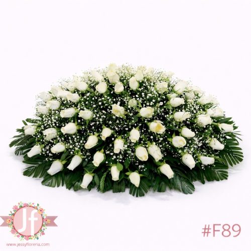 cubre caja 100 rosas blancas arreglo funerario en Guadalajara