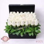 Cofre negro con 40 rosas blancas frescas en diseño elegante para regalo floral en aniversarios o ocasiones especiales.
