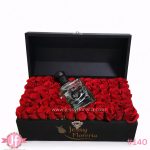 Cofre de rosas frescas con botella de tequila Don Julio 70, regalo floral elegante para aniversarios y celebraciones especiales.
