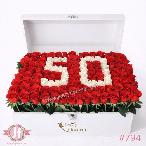 Cofre blanco con 130 rosas rojas frescas y números blancos personalizados para regalo floral en ocasiones especiales.