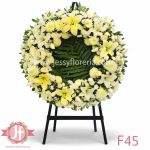 Corona blanca floral en tripié para envío e instalación en funerales y homenajes en Guadalajara, Zapopan y zona metropolitana.