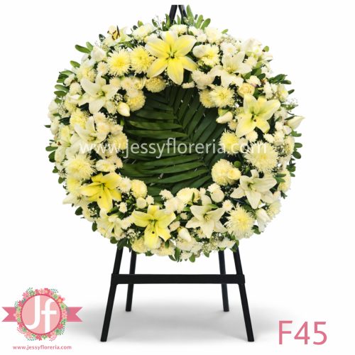 Corona blanca floral en tripié para envío e instalación en funerales y homenajes en Guadalajara, Zapopan y zona metropolitana.