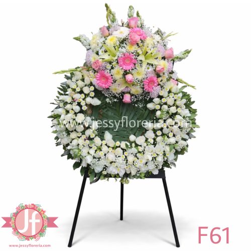 Corona con 100 rosas blancas en tripié para envío e instalación en funerales y homenajes en Guadalajara, Zapopan y zona metropolitana.