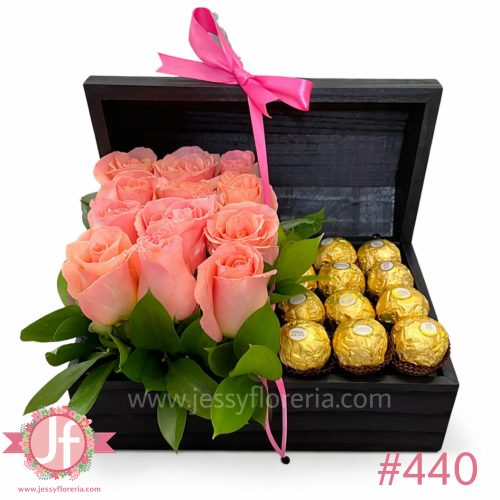 Cofre negro con 12 rosas rosadas frescas y chocolates Ferrero, un detalle dulce y elegante ideal para enviar a domicilio en Guadalajara.