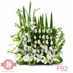 Diseño floral blanco con rosas y gerberas, un arreglo elegante ideal para enviar a domicilio en Guadalajara y zona metropolitana.