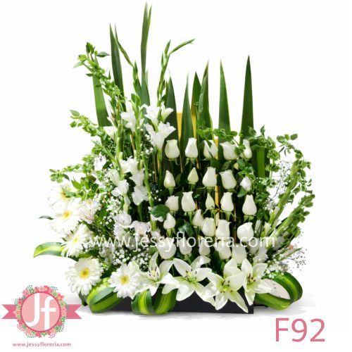 Diseño floral blanco con rosas y gerberas, un arreglo elegante ideal para enviar a domicilio en Guadalajara y zona metropolitana.