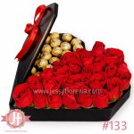 Caja corazón con 25 rosas rojas y 20 chocolates Ferrero para envío de flores y regalos a domicilio en Guadalajara, Zapopan y zona metropolitana.