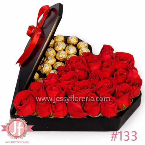 Caja corazón con 25 rosas rojas y 20 chocolates Ferrero para envío de flores y regalos a domicilio en Guadalajara, Zapopan y zona metropolitana.