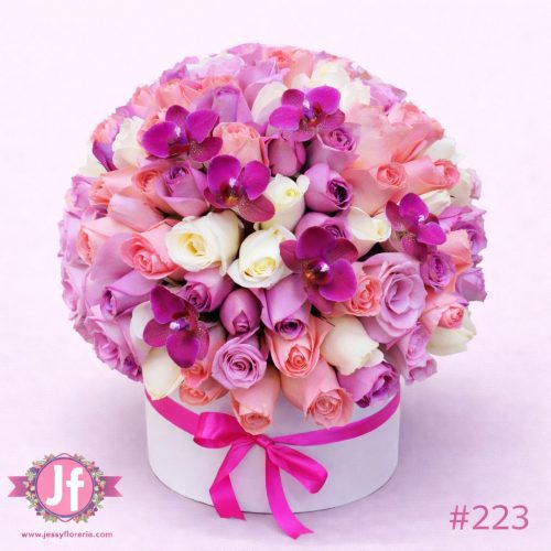 Caja circular con 100 rosas rositas, blancas y orquídeas frescas para envío de flores a domicilio en Guadalajara, Zapopan, Tlaquepaque y Tonalá.