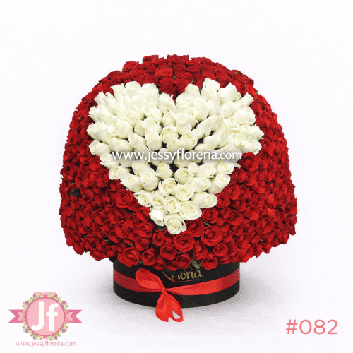 Caja circular de 350 rosas con corazón blanco