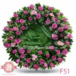 Corona floral con 50 rosas rositas frescas, un arreglo respetuoso y delicado ideal para funerales y homenajes en Guadalajara.