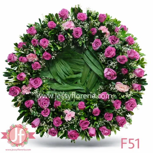 Corona floral con 50 rosas rositas frescas, un arreglo respetuoso y delicado ideal para funerales y homenajes en Guadalajara.