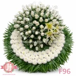 Corona funeraria con copete de 100 rosas blancas para envío e instalación en funerales y ceremonias en Guadalajara, Zapopan y zona metropolitana.