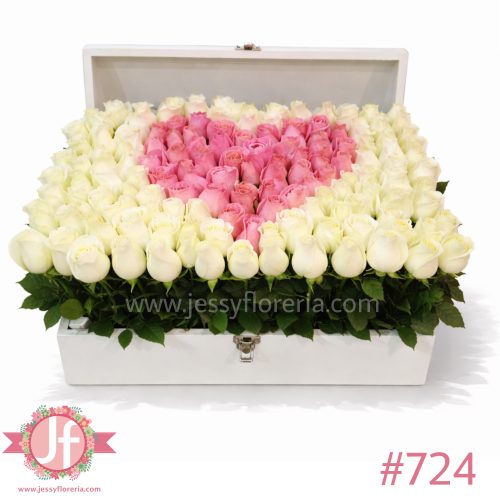 cofre con 130 rosas blancas y rositas arreglo floral elegante en Guadalajara