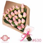Bouquet de 24 rosas rositas con papel kraft elegante para regalo en Guadalajara