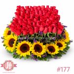Canasta con 80 rosas rojas y 8 girasoles en arreglo floral elegante para regalo en Guadalajara