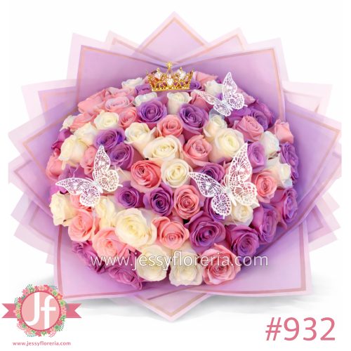 ramo de 100 rosas lilas blancas y rosadas con mariposas y corona arreglo floral en Guadalajara