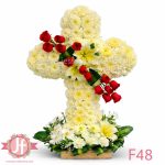 cruz floral grande rosas rojas base madera arreglo funerario Guadalajara