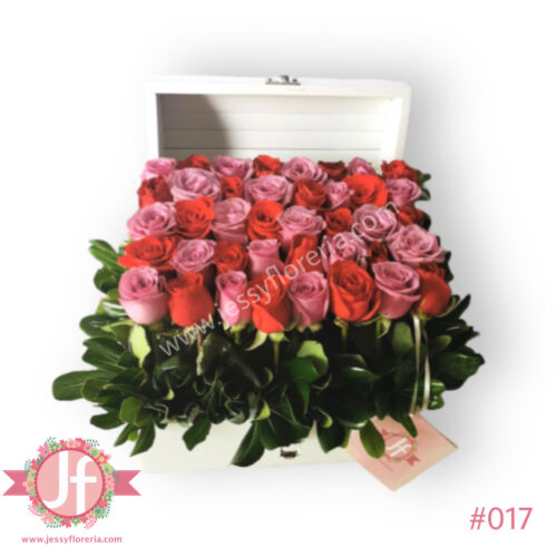 Cofre con 40 rosas combinadas