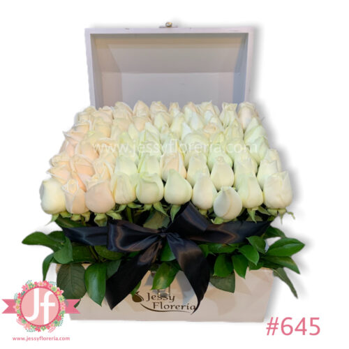 Cofre blanco con 80 rosas blancas