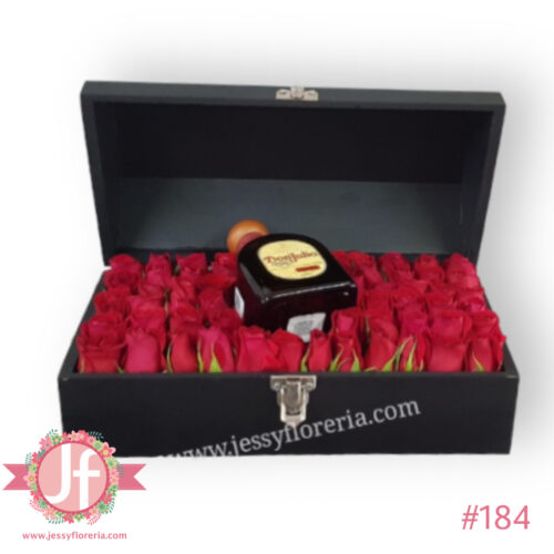 Cofre blanco con rosas y botella Don Julio reposado